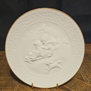 Avon White and Gold Decorative Plate - Christmas 1985